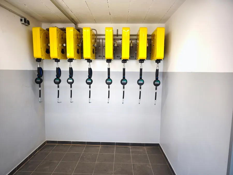 Dokončená instalace řady plynoměrů v technické místnosti