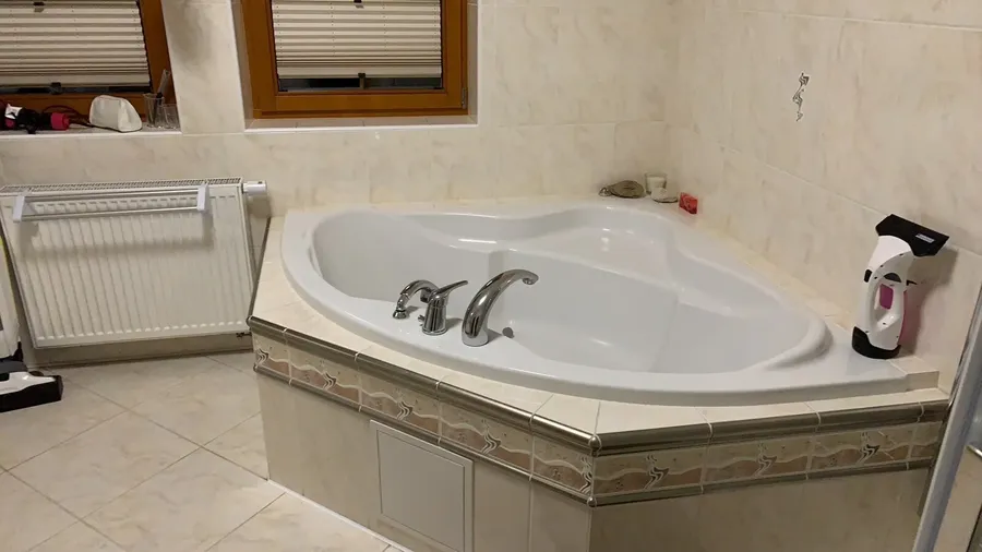Nová vanová baterie u rohové vany